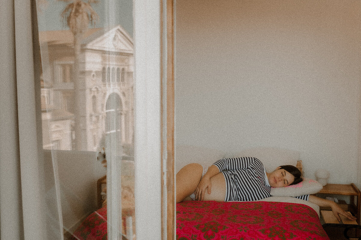photo femme enceinte allongé sur le lit se tenant le ventre hyeres var