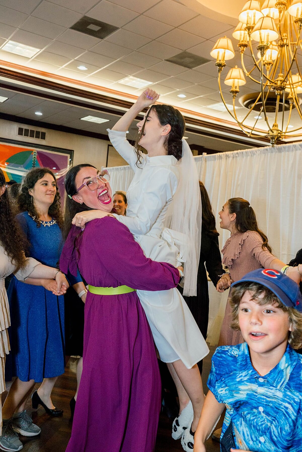 Eliana-Melmed-Photography-Chicago-LosAngeles-Jewish-WeddingPhotographer-CarmiKalman-WomensDancing-00073