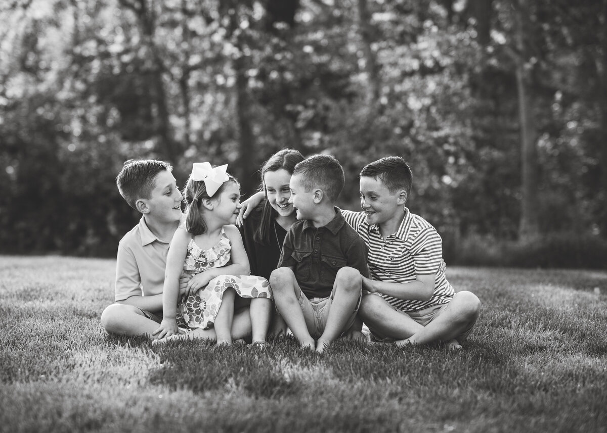 Des-Moines-Iowa-Family-Photographer-Theresa-Schumacher-Photography-outdoor-nature-backyard-siblings