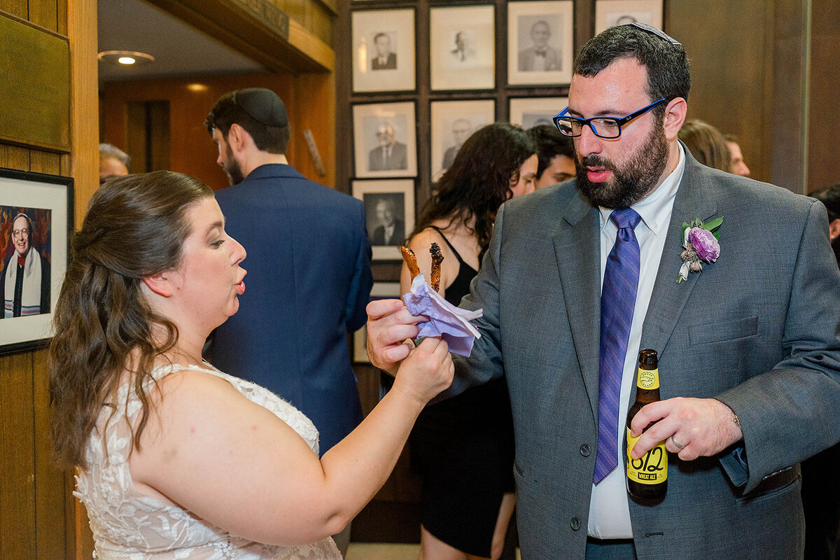 Eliana-Melmed-Photography-Chicago-LosAngeles-Jewish-WeddingPhotography-ElianaSklar-CocktailHour-00054