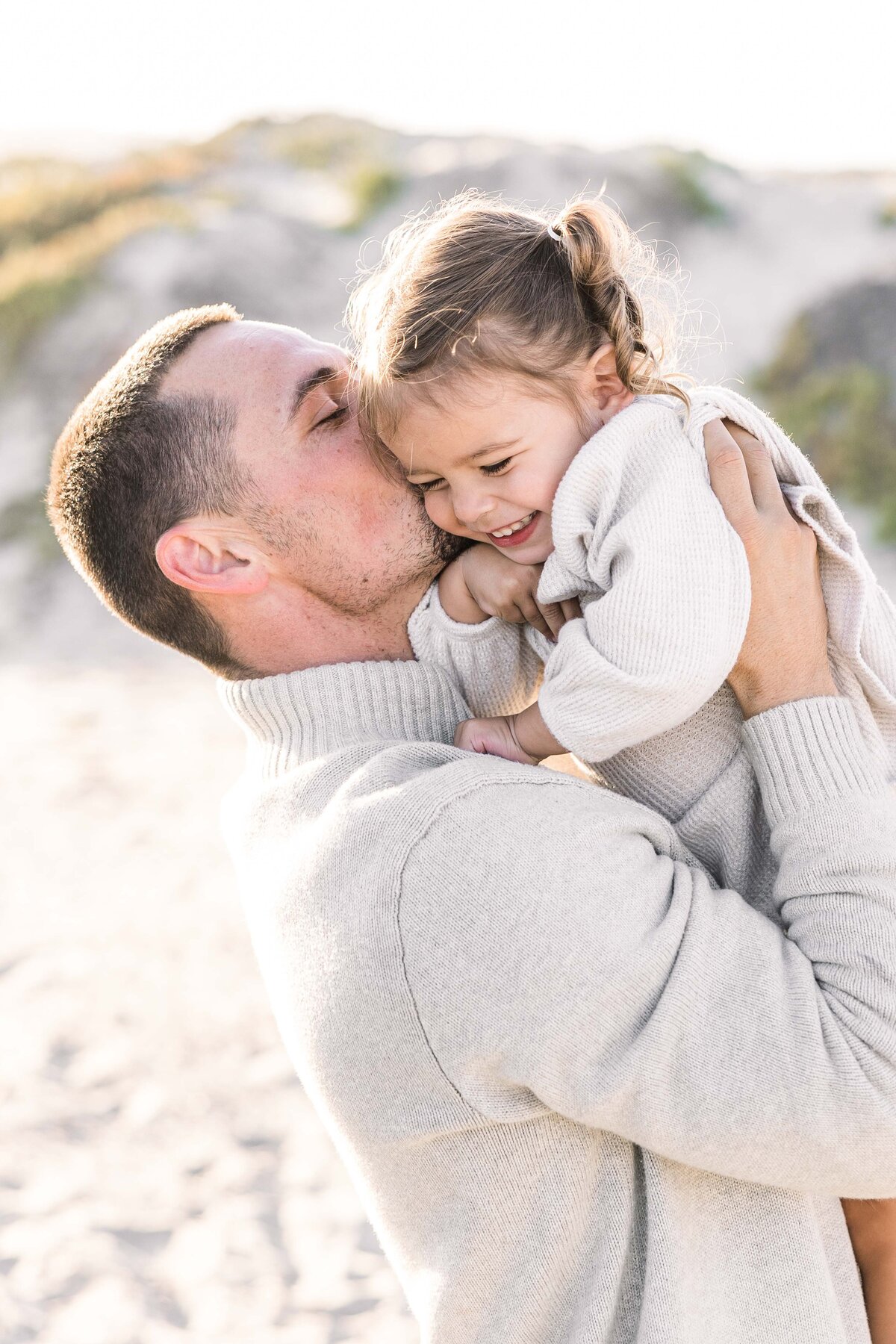 Coronado-beach-san-diego-family-photography-father-kissing-daughter