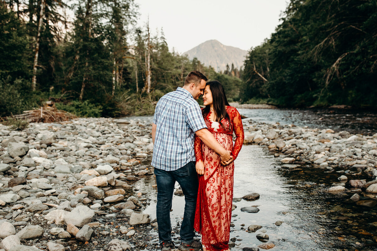 PNW Mountain and River Maternity Session-10