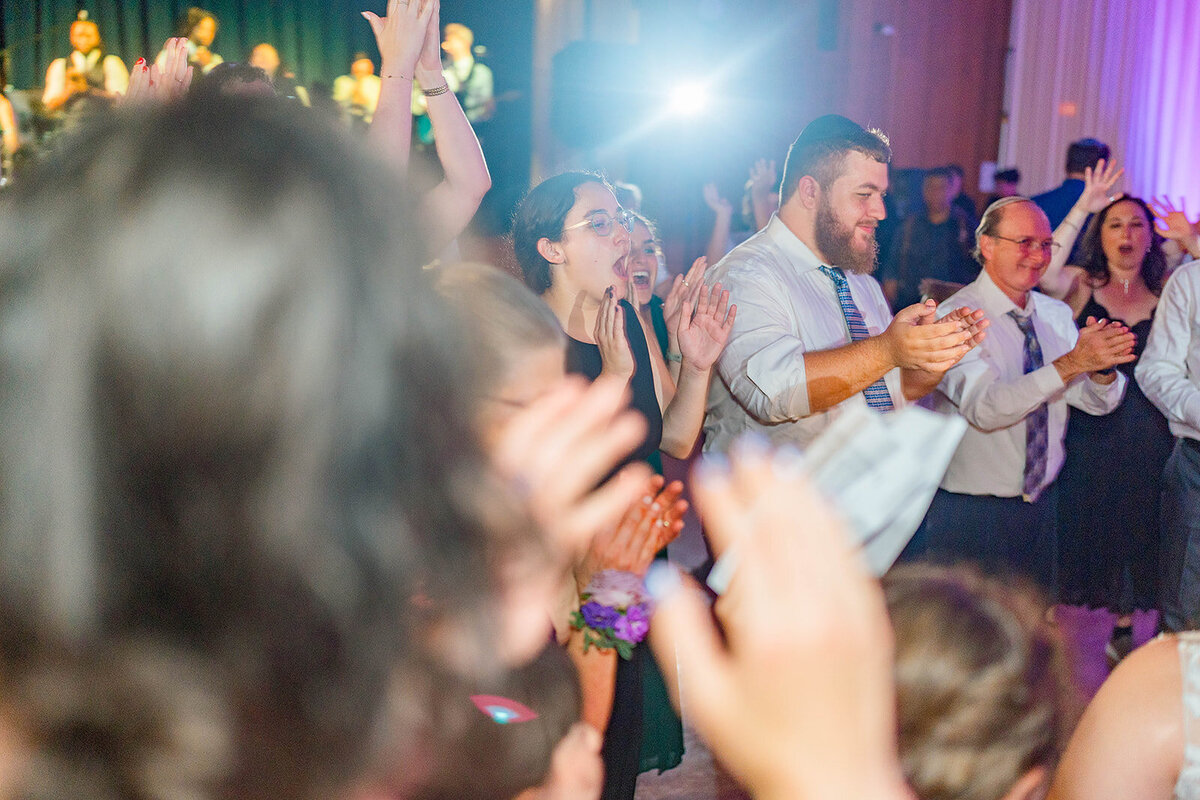 Eliana-Melmed-Photography-Chicago-LosAngeles-Jewish-WeddingPhotography-ElianaSklar-DanceFloor-00027