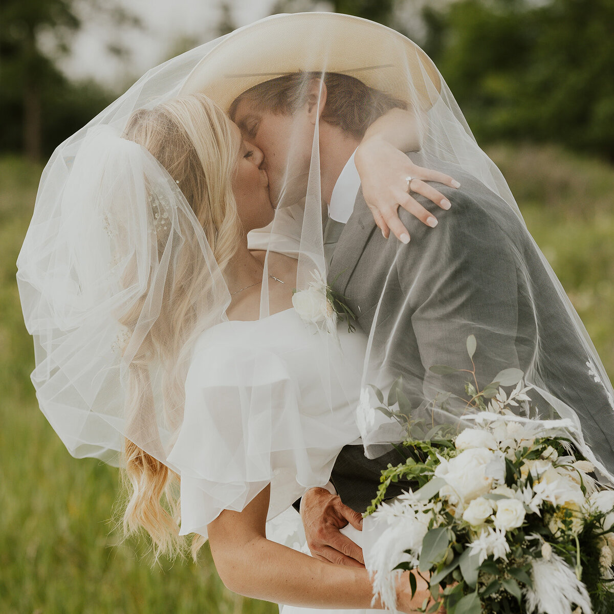 presley-gray-photo-elegant-montana-wedding-3980