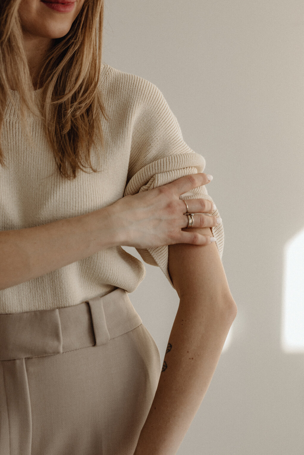 kaboompics_simplistic-sophistication-a-fashion-photoshoot-with-a-stunning-model-in-neutral-minimalist-outfits-30913