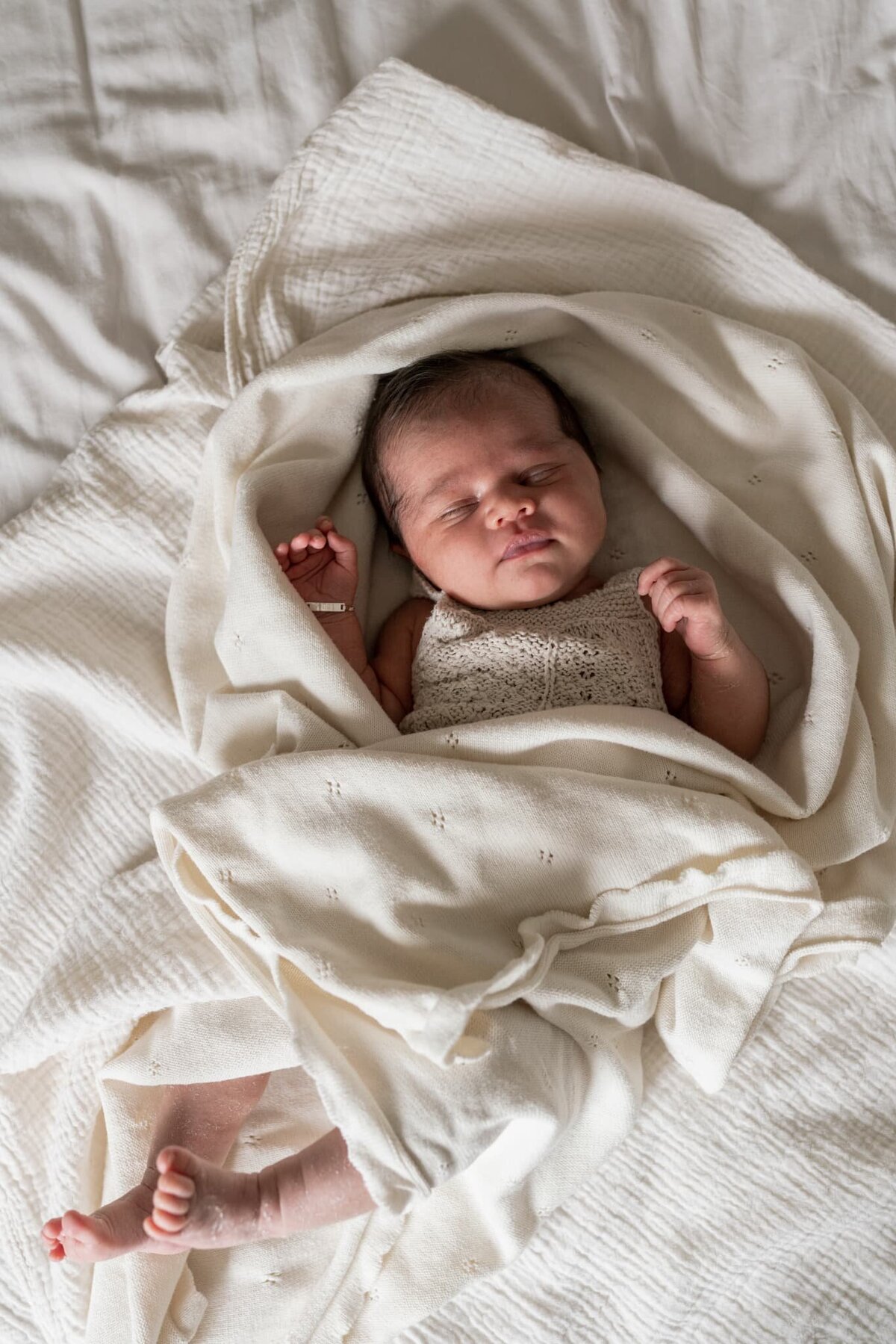 Newborn fotoshoot in Groningen - pasgeboren baby met natuurlijke kleuren.