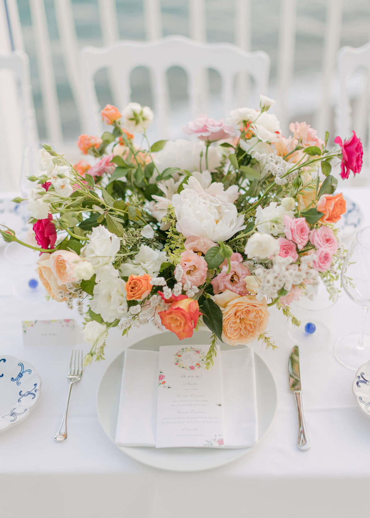chloe-winstanley-italian-wedding-positano-rada-resturant-table-flowers
