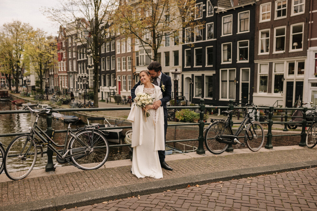Brautpaar auf einer Brücke in Amsterdam