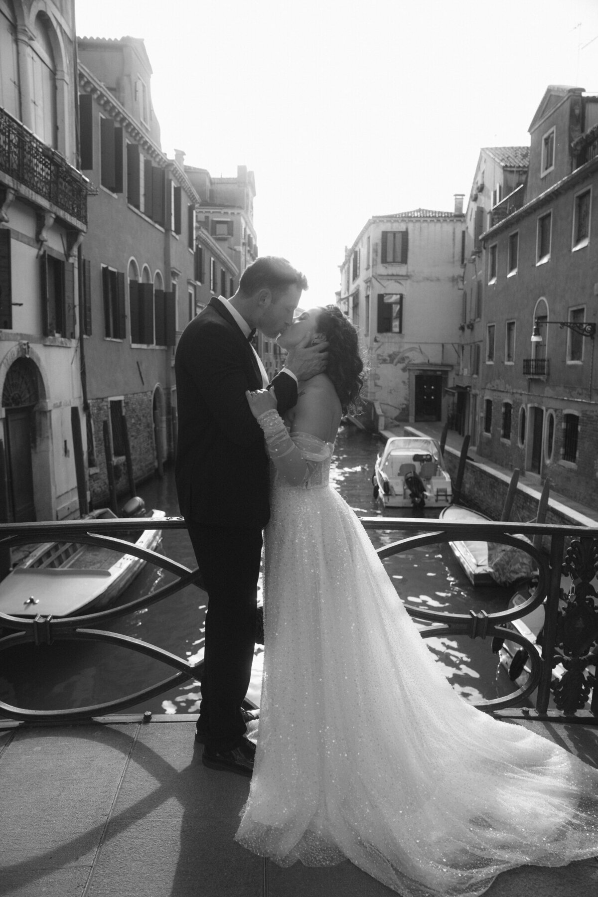 the_chaffins_international_destination_wedding_elopement_photographers_sammie_chaffin_micah_editorial_adventure_photos_travel_venice_italy_14