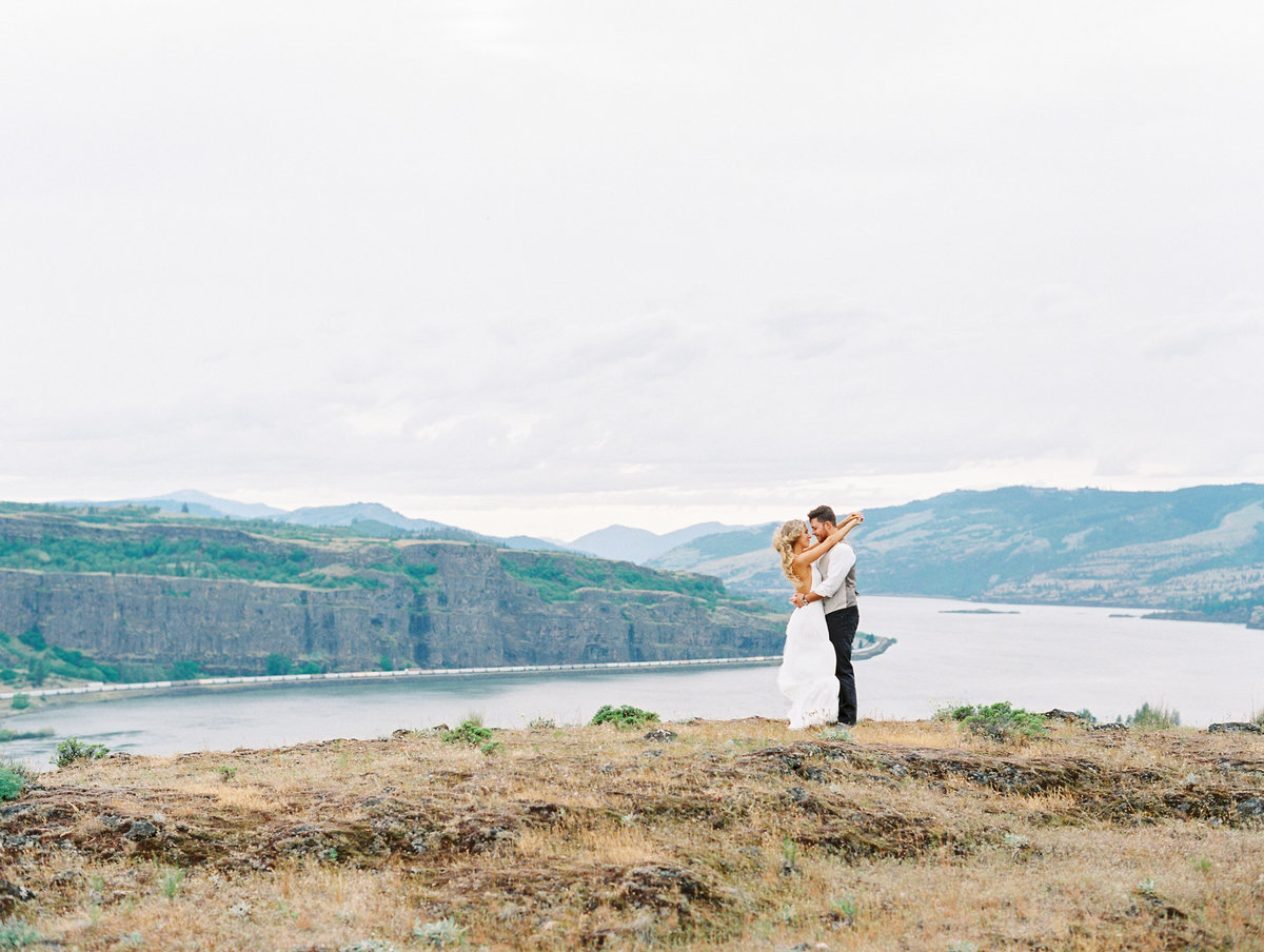 33-columbia-river-gorge-engagement-session