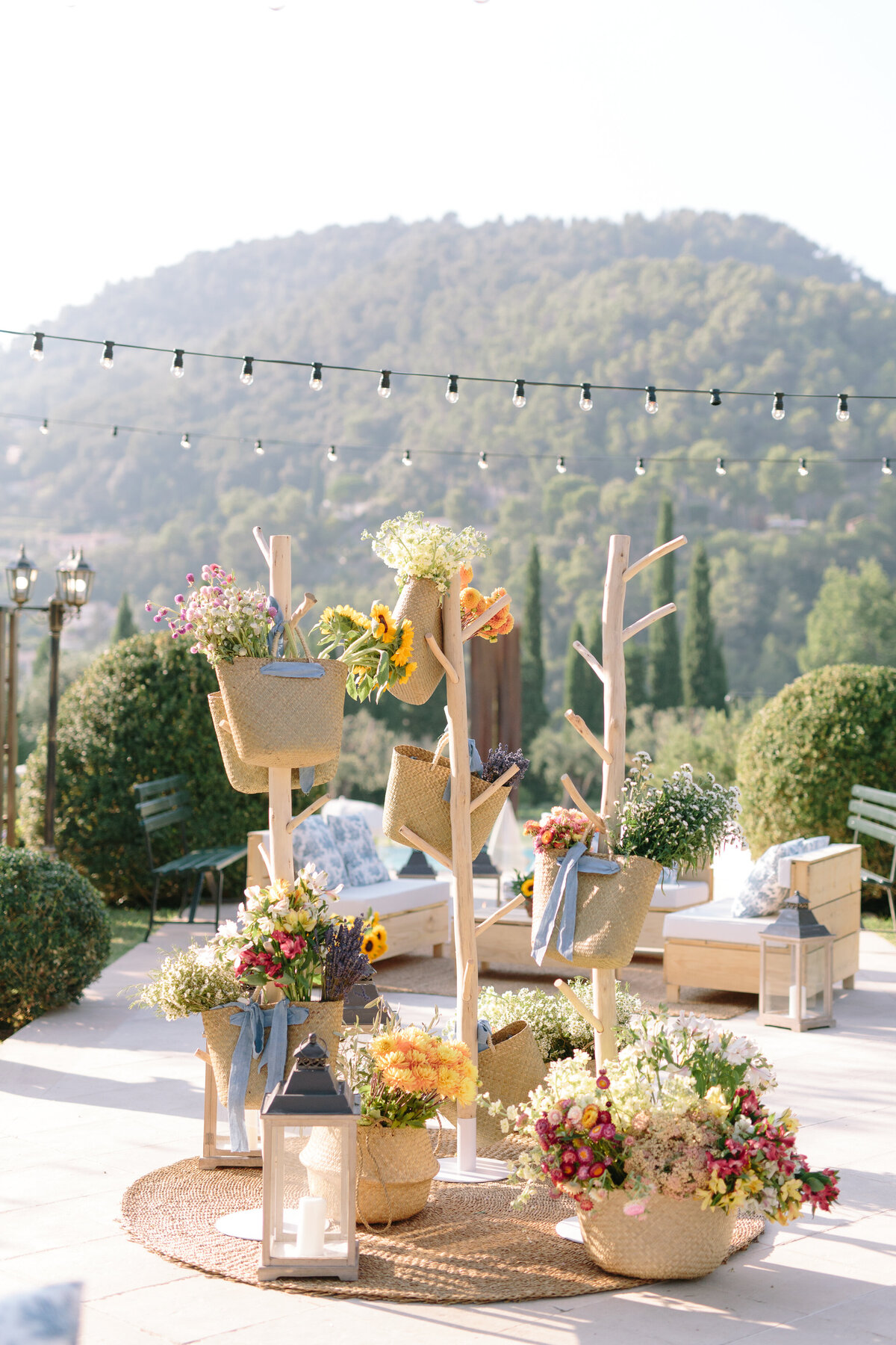 Garden-themed decor, fresh flowers and wicker basket Château Saint Martin