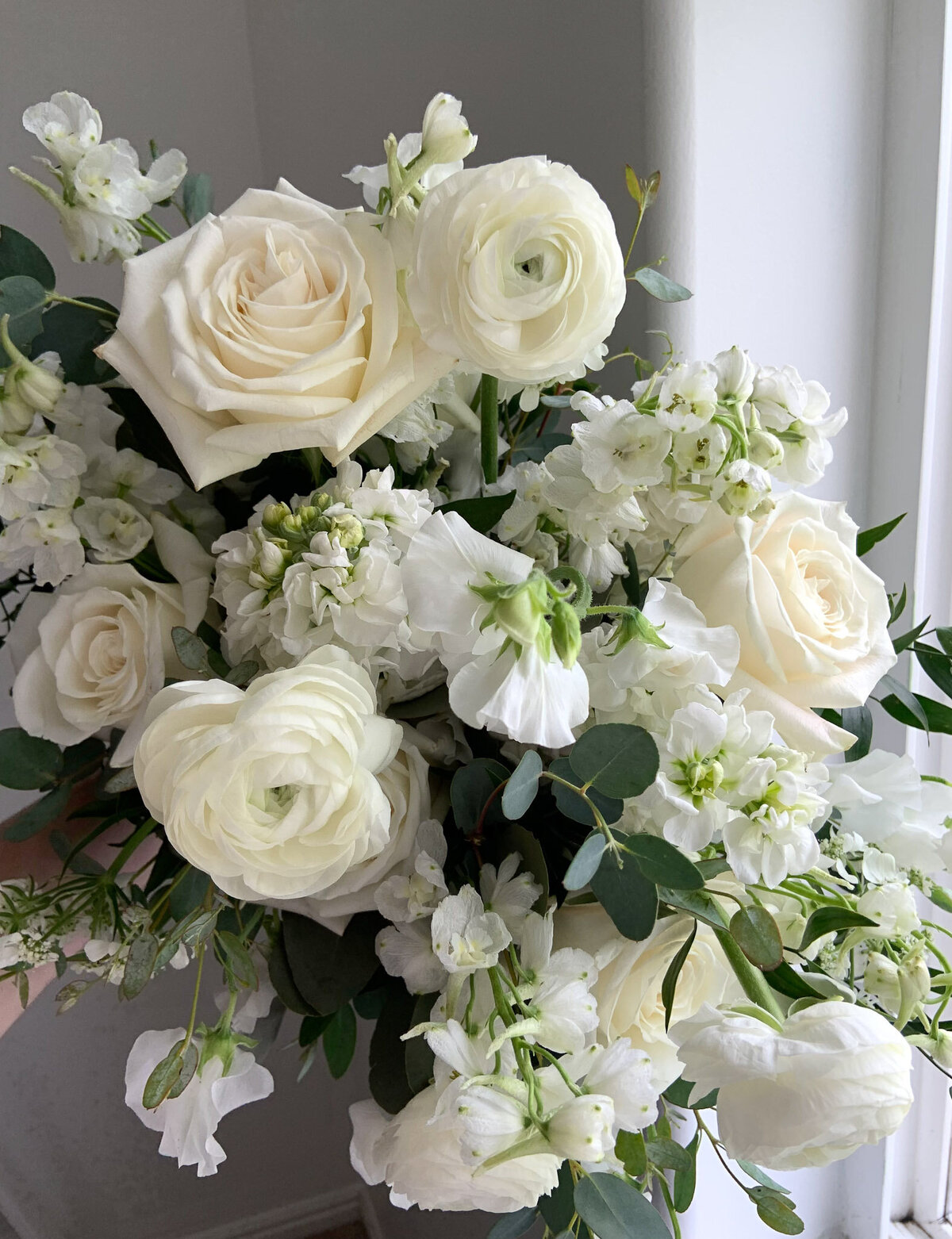 violet-arden-floral-timeless-white-wedding-flowers