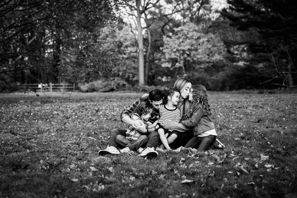 outdoor family fall session black and white