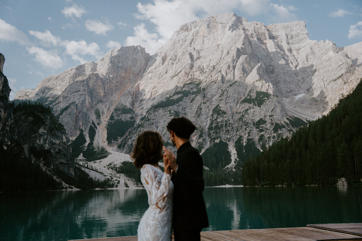 Couple eloping at Lago di Braies  at boathouse La Palafitta