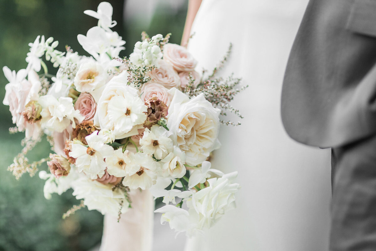 neutral-bouquet-micro-wedding-2