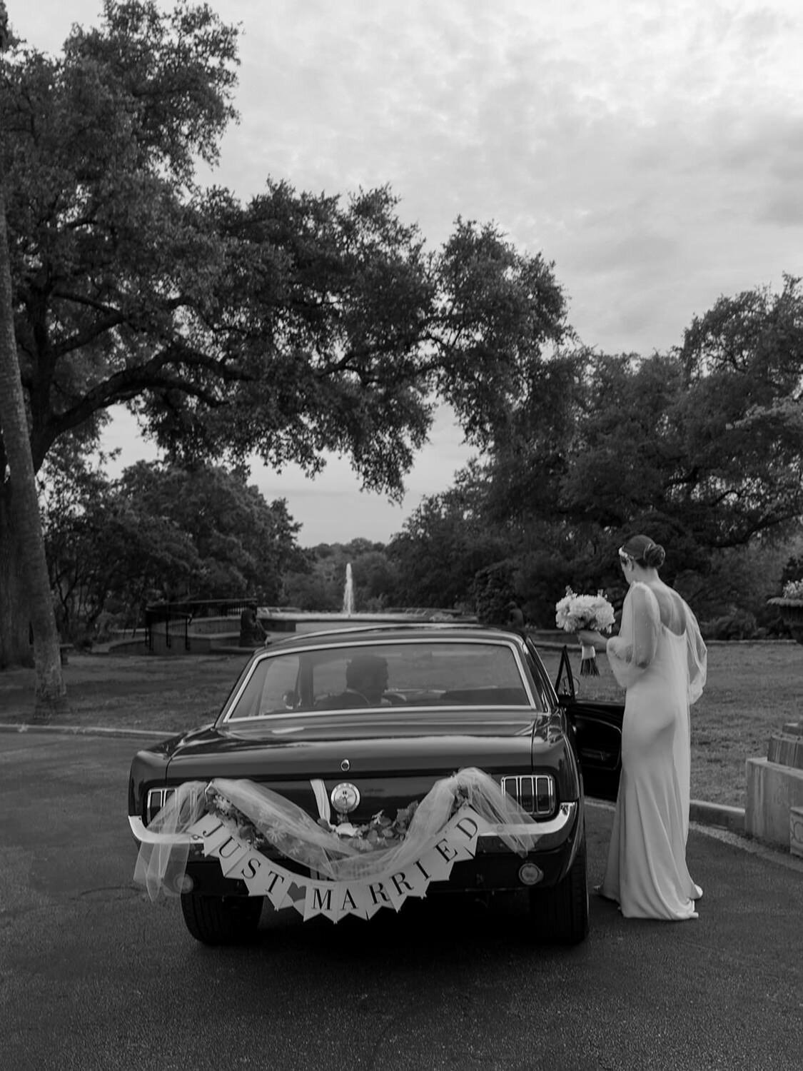 10-Texas-Film-Wedding-Photographer-RuétPhoto-AnnieSeann-Preview-featherandtwine-101
