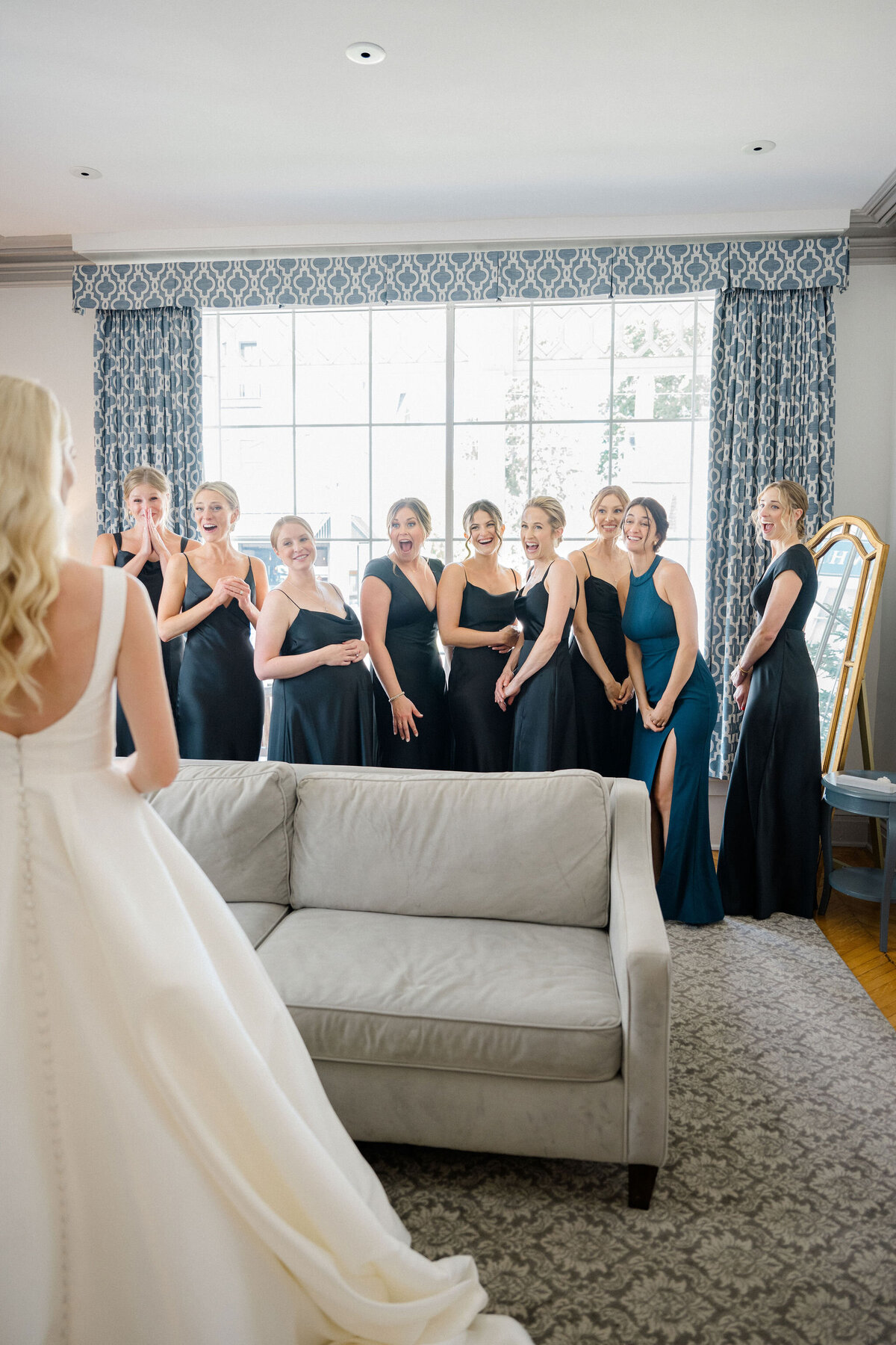 bridesmaids-first-look-at-whalers-inn-ct-jen-strunk-events
