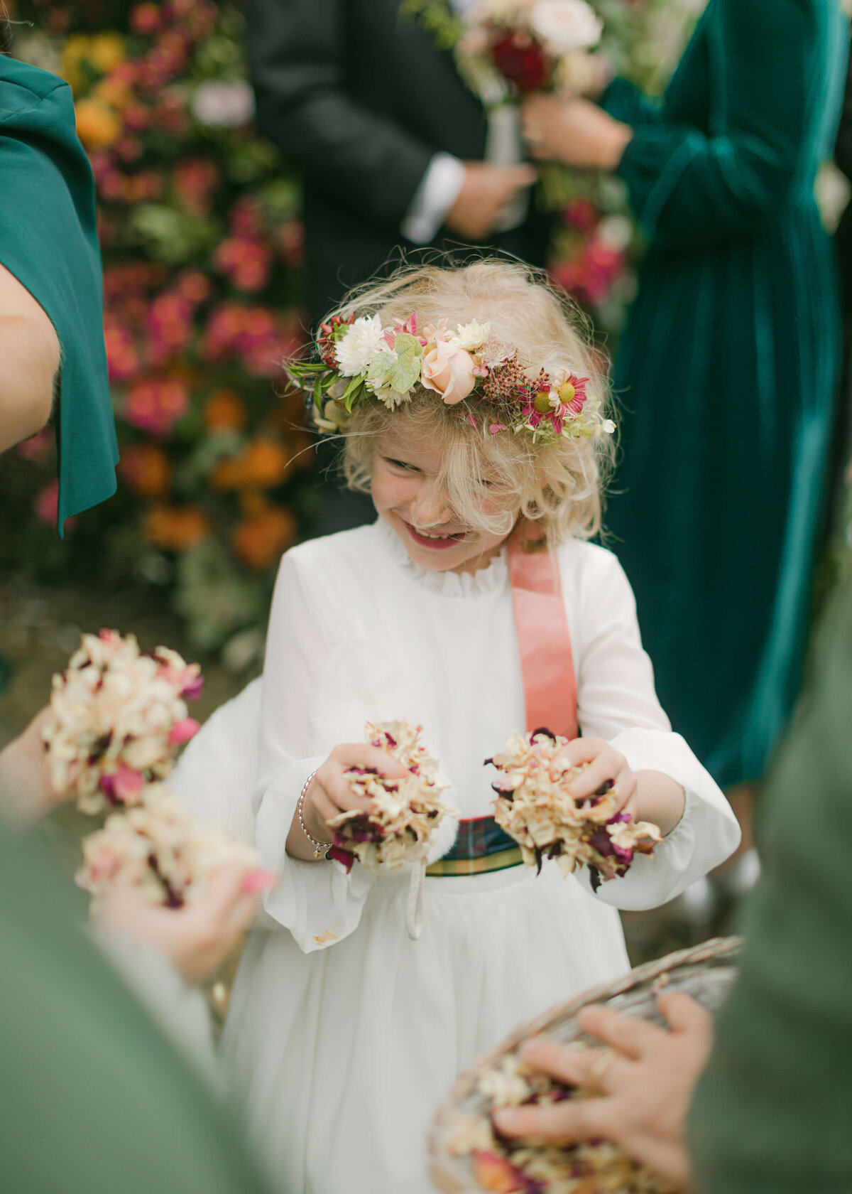 chloe-winstanley-wedding-oxford-gsp-flower-girl-confetti