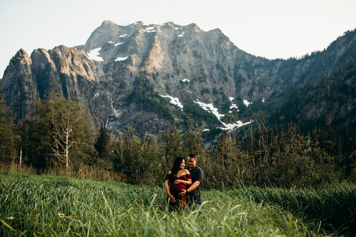 PNW Mountain and River Maternity Session-4