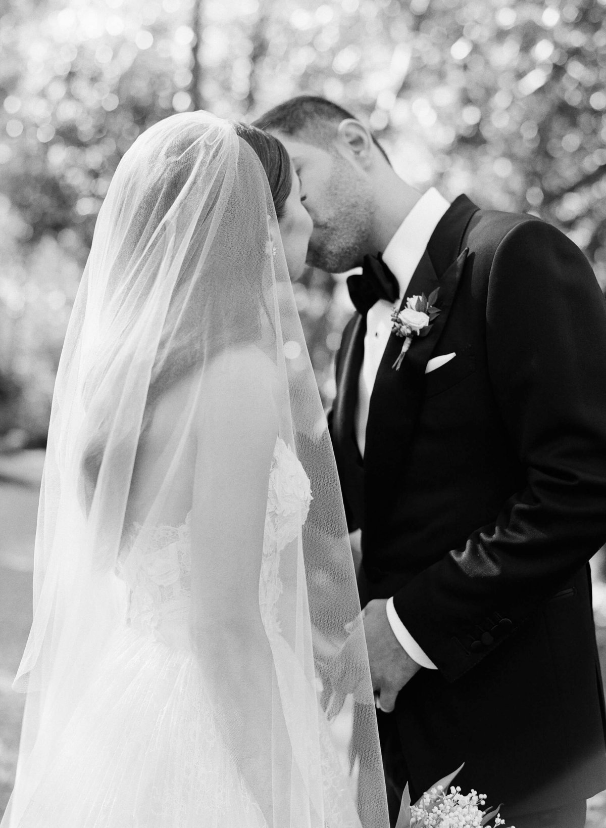 42-KTMerry-wedding-photography-pre-ceremony-kiss