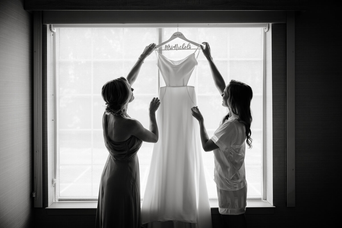 bride-maid-of-honor-getting-ready-Black-and-white-NJ