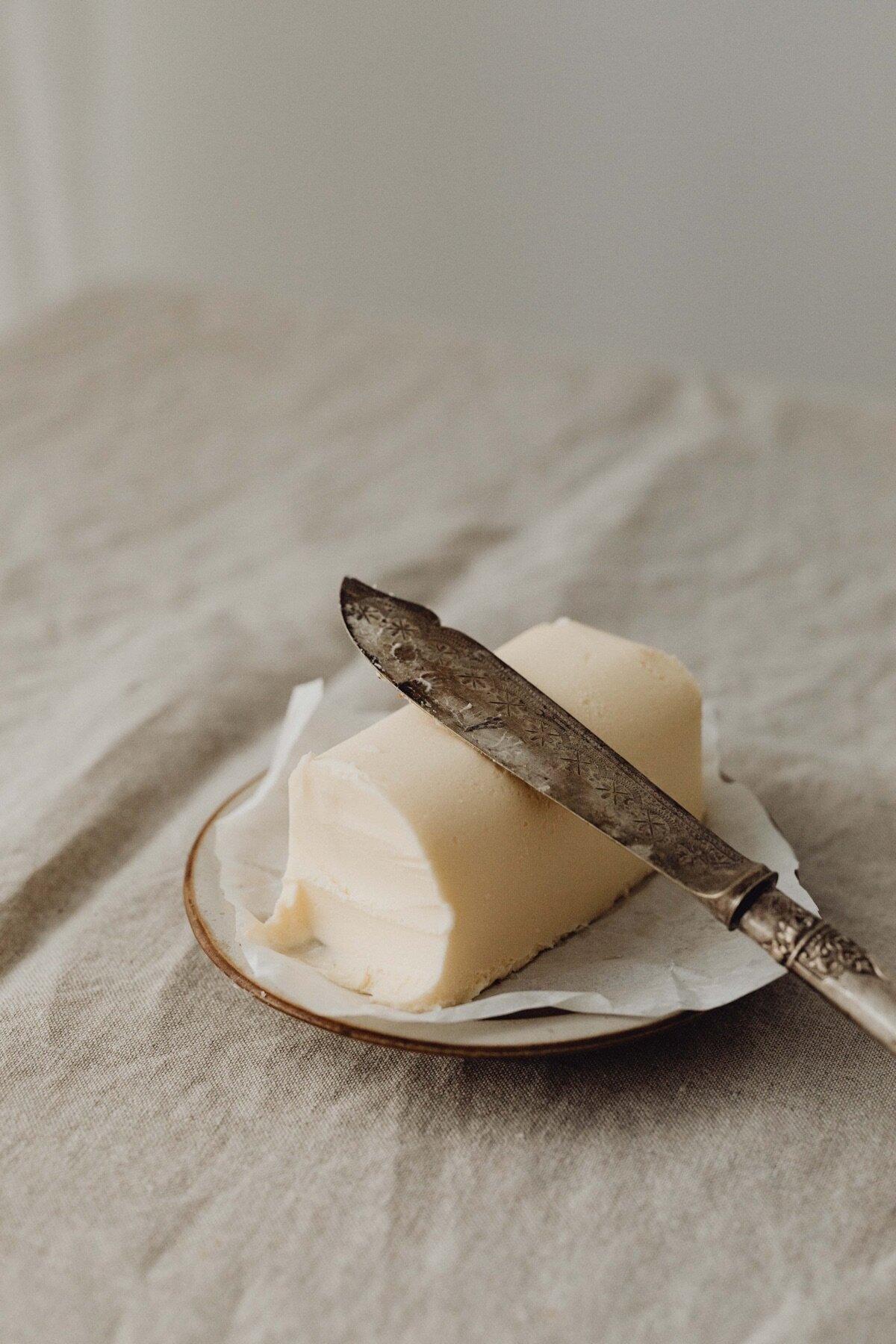 kaboompics_lunch-with-bread-white-wine-olives-butter-camembert-cheese-30579