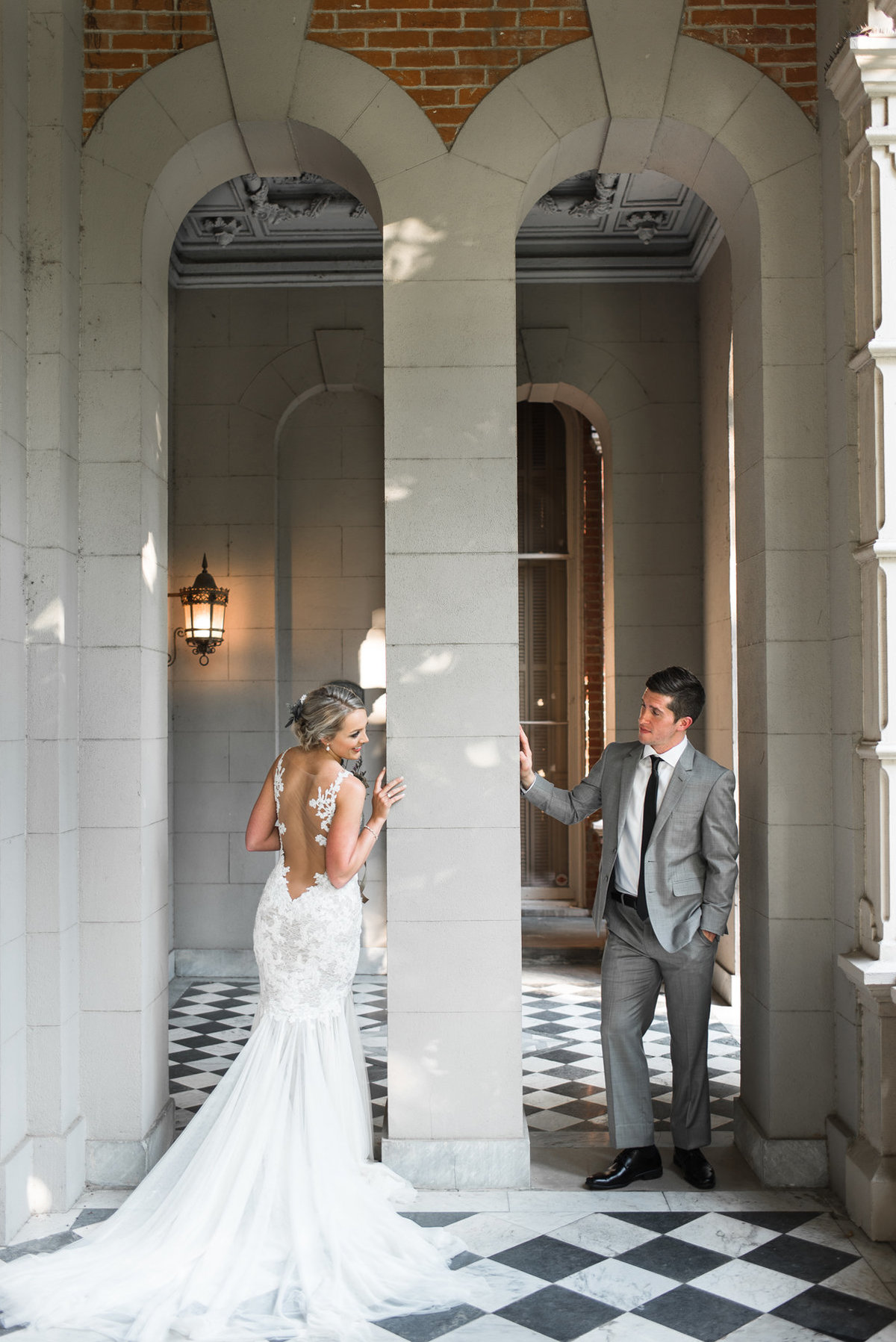 bride and groom at woodruff fontaine house arches