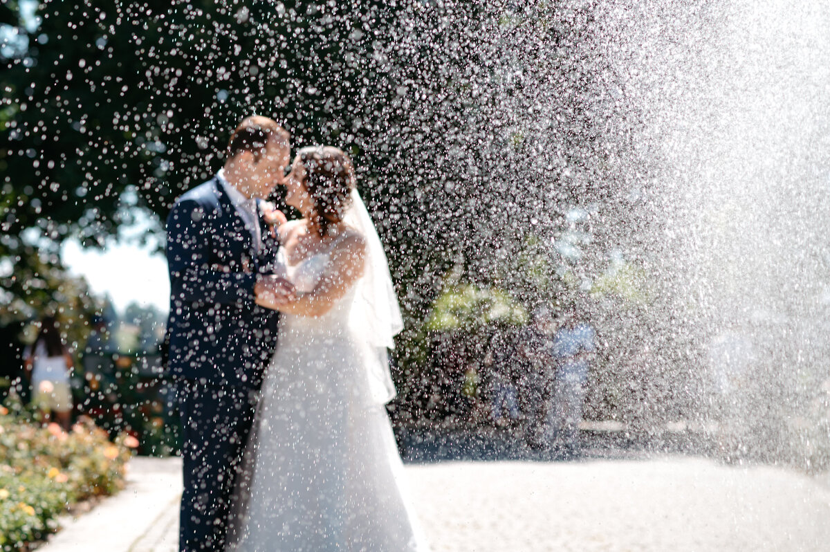 Brautpaar küsst sich vor einem Brunnen Hochzeitsfotograf Konstanz