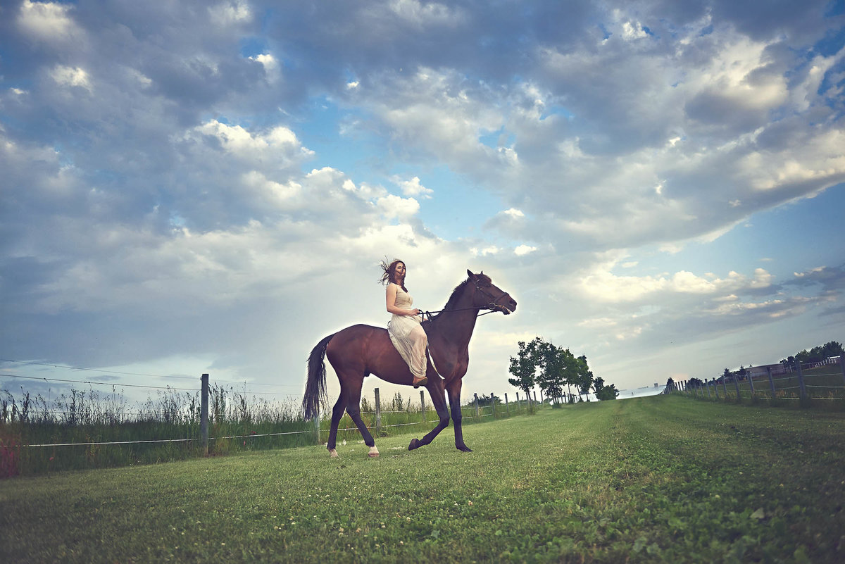 epic skyline senior portraist on a horse in midwest