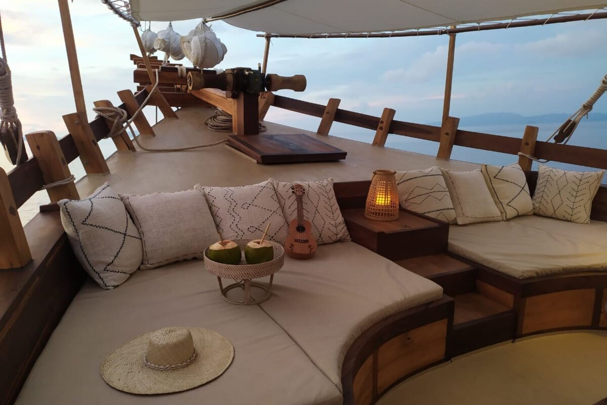 Senja Luxury Yacht Charter Indonesia _lowdef_dining _ chill area_sunset_landscape 1