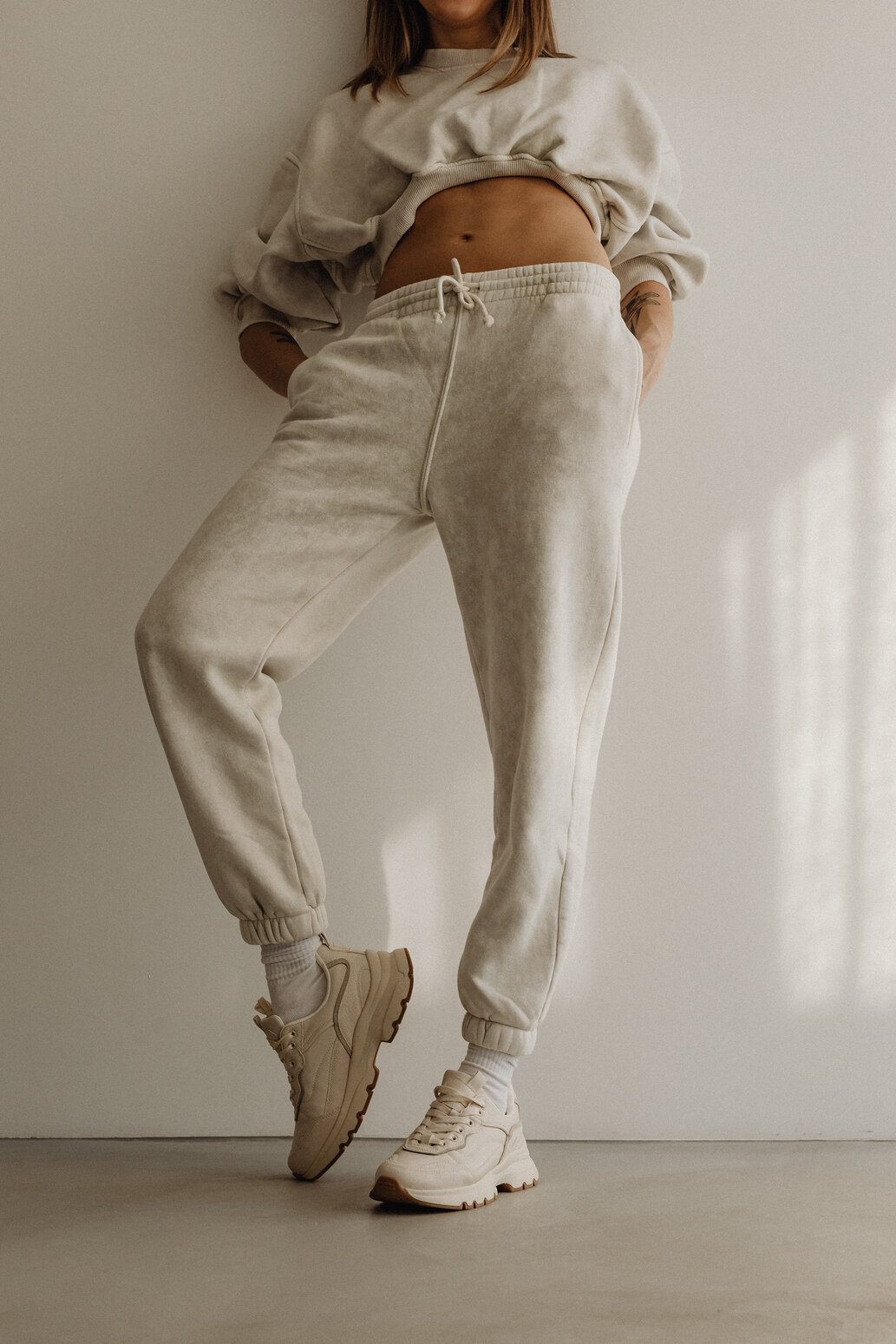 kaboompics_simplistic-sophistication-a-fashion-photoshoot-with-a-stunning-model-in-neutral-minimalist-outfits-30924