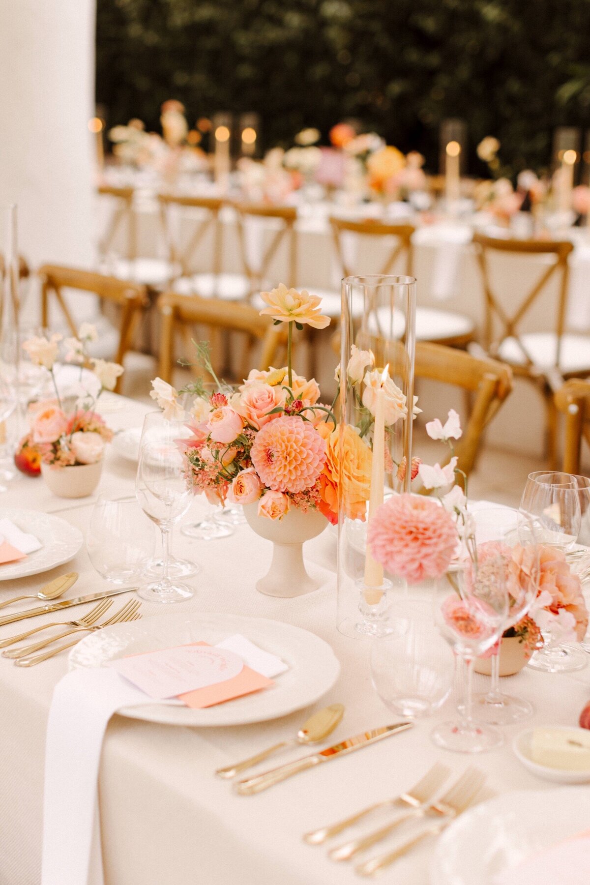 elegant-wedding-table-decor-peach-flowers