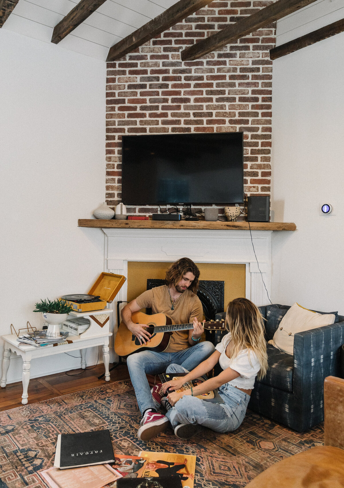 playing guitar couples photos in airbnb for elopement weekend