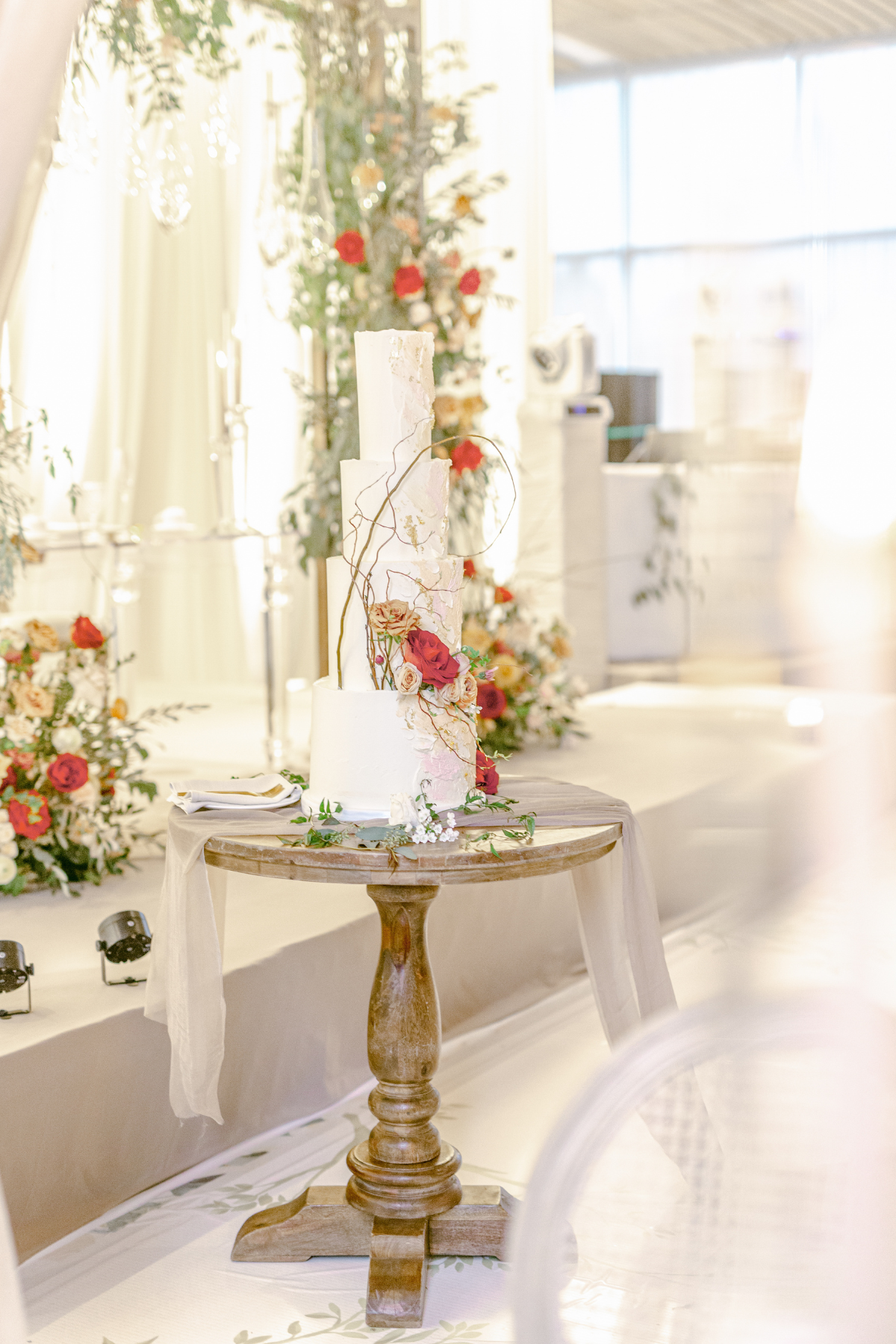 kavita-mohan-ivory-gold-orange-wedding-reception-cake-table