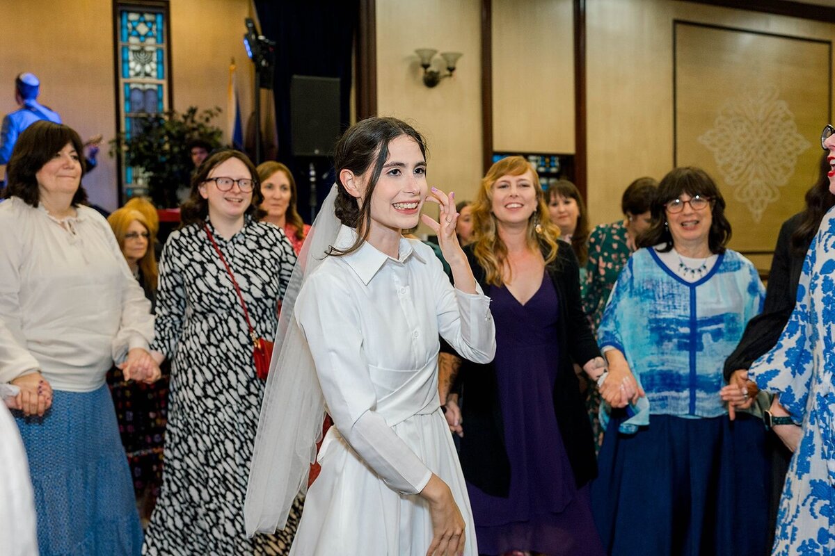Eliana-Melmed-Photography-Chicago-LosAngeles-Jewish-WeddingPhotographer-CarmiKalman-WomensDancing-00055