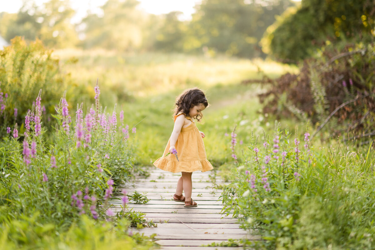 Boston-family-photographer-bella-wang-photography-Lifestyle-session-outdoor-wildflower-11