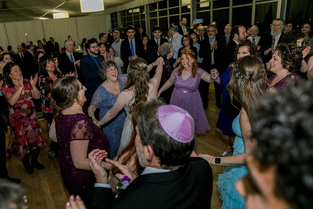 Eliana-Melmed-Photography-Chicago-LosAngeles-Jewish-WeddingPhotography-SimchaDancing-00230