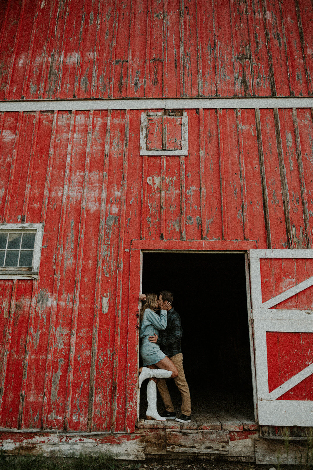 presley-gray-vintage-barn-engagement9444