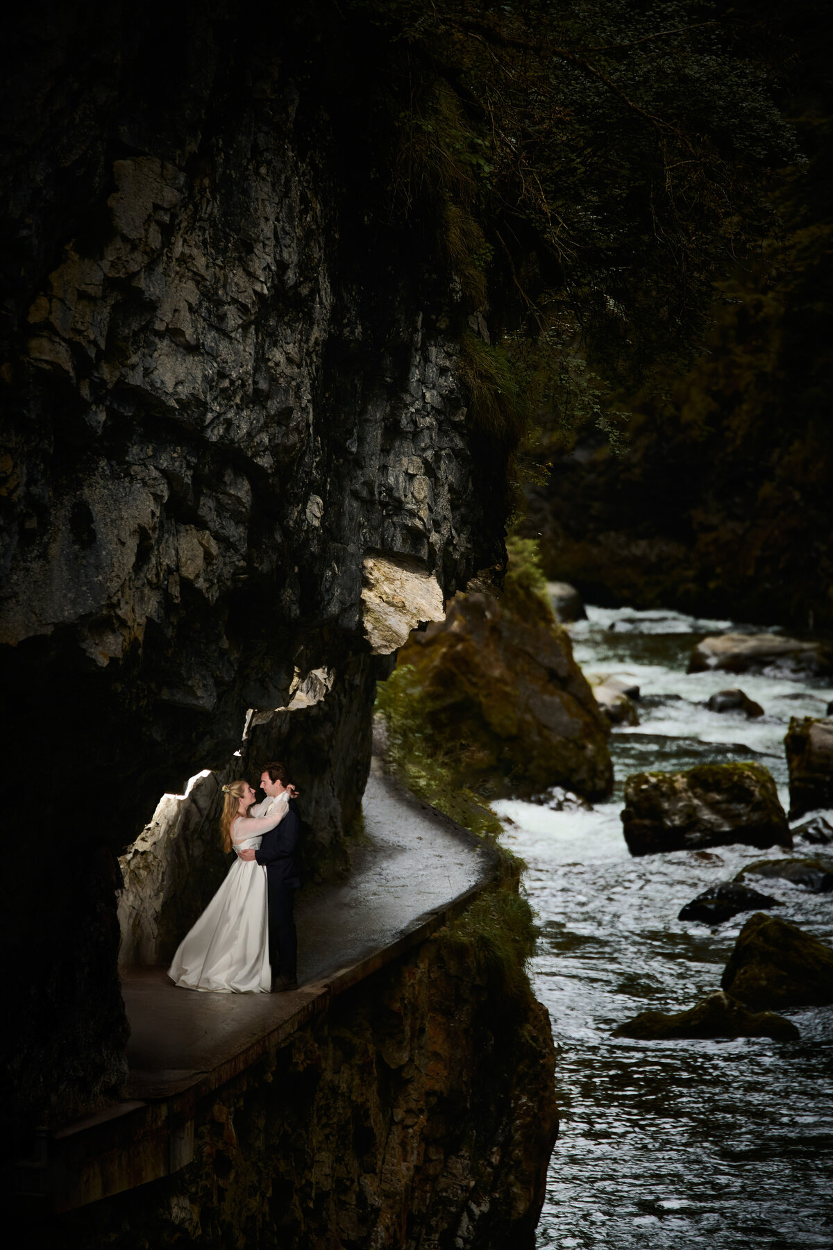 Hochzeitspaar in inniger Pose in der Breitachklamm in Oberstdorf im Allgäu