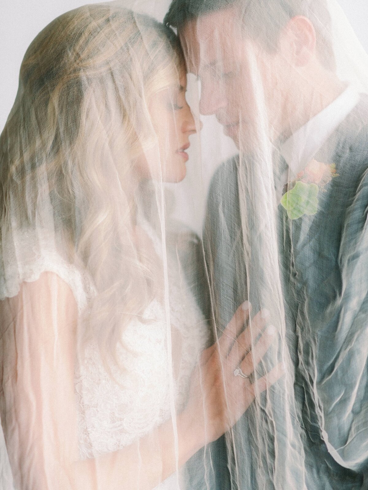 clean-white-colorful-wedding-inspiration_1392