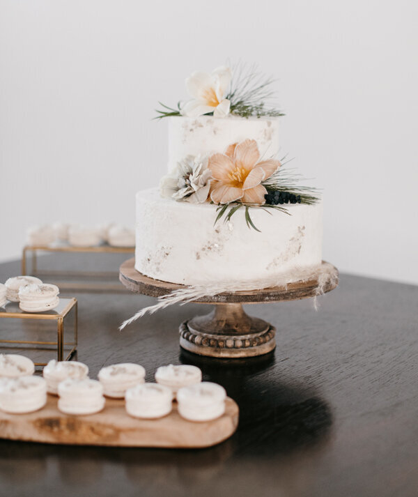 winter wedding cake flowers, hutton house winter wedding, studio fleurette