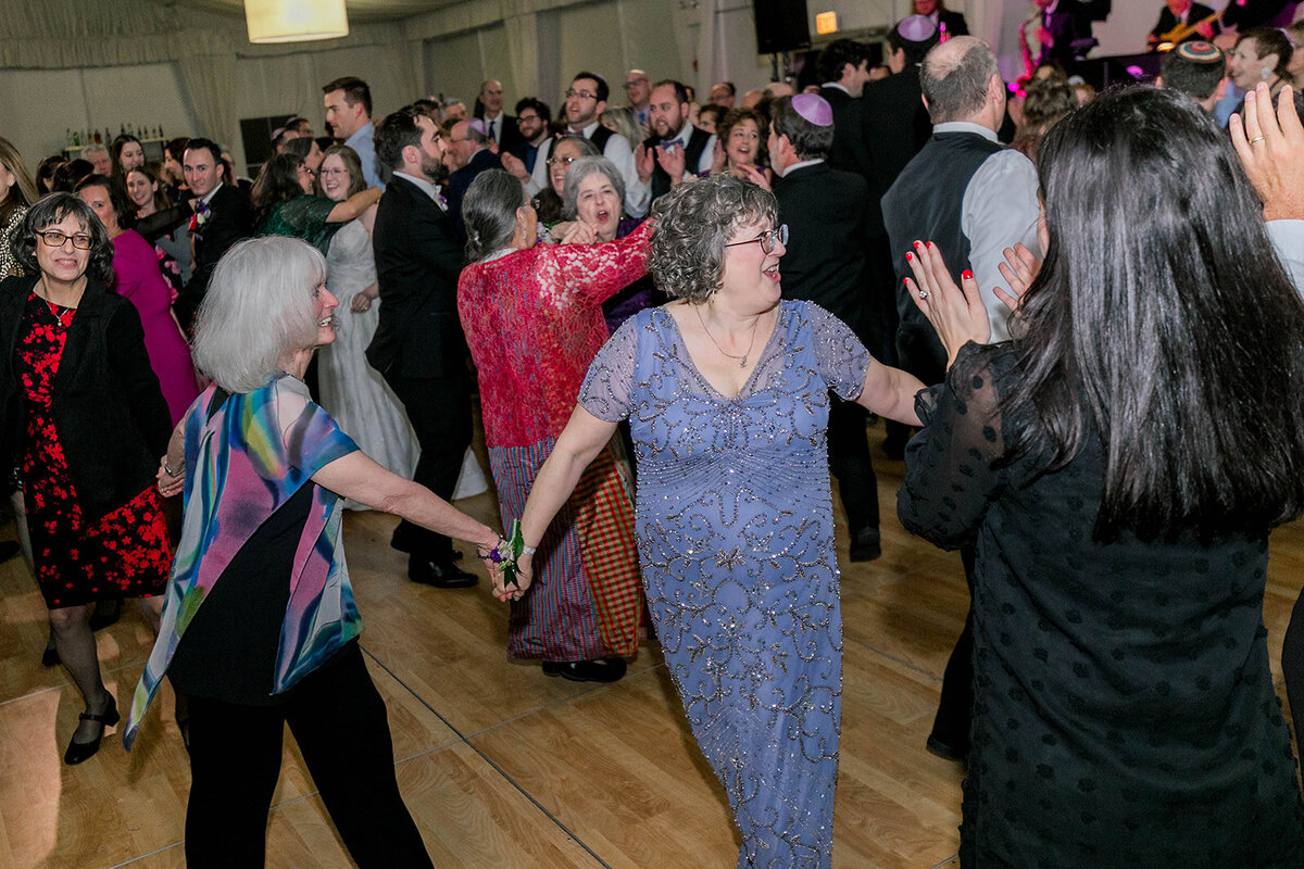 Eliana-Melmed-Photography-Chicago-LosAngeles-Jewish-WeddingPhotography-SimchaDancing-00188