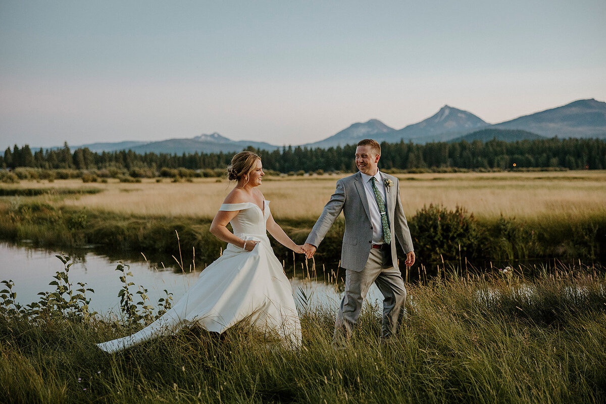 bride and groom sunset photo black butte ranch