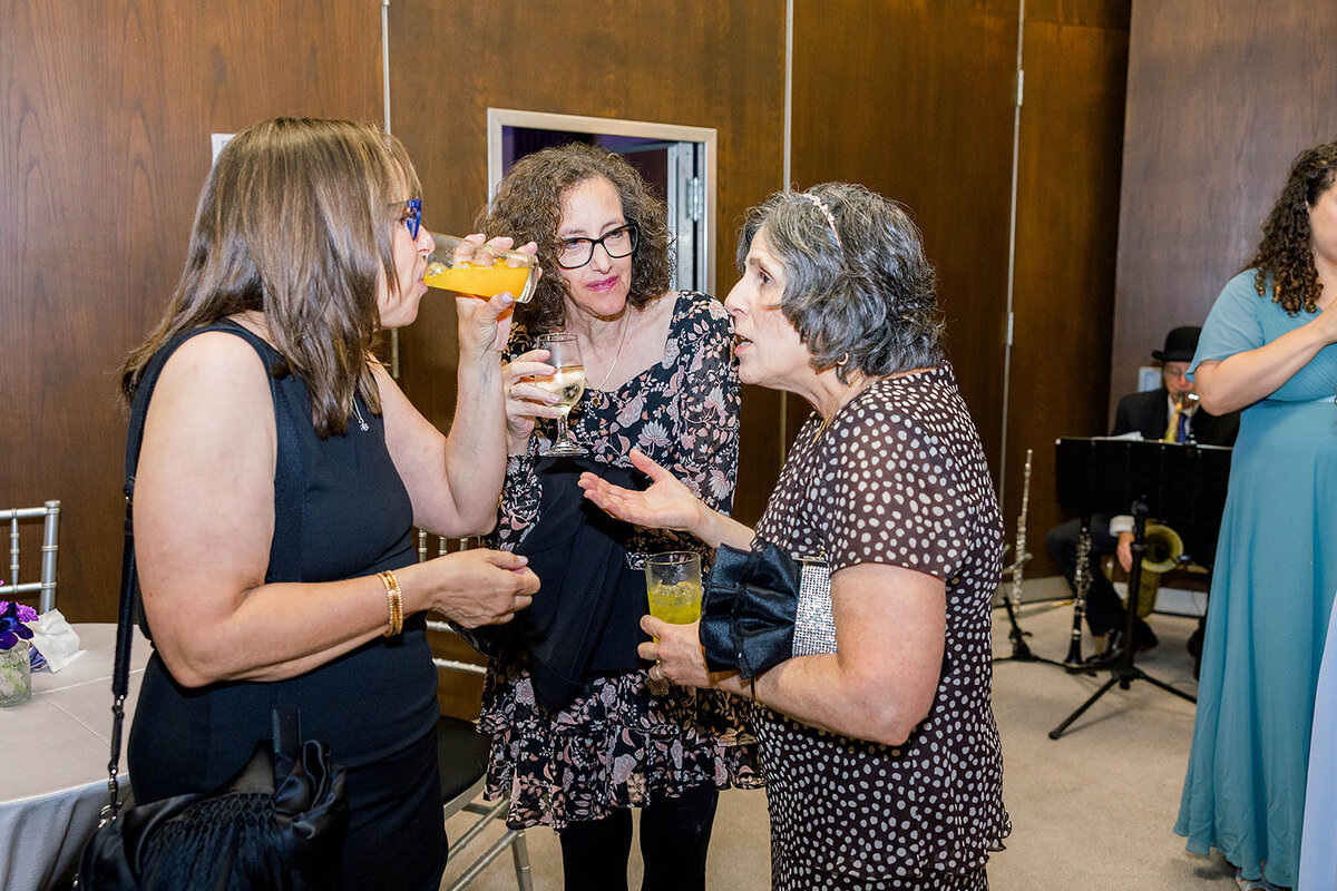 Eliana-Melmed-Photography-Chicago-LosAngeles-Jewish-WeddingPhotography-ElianaSklar-CocktailHour-00036