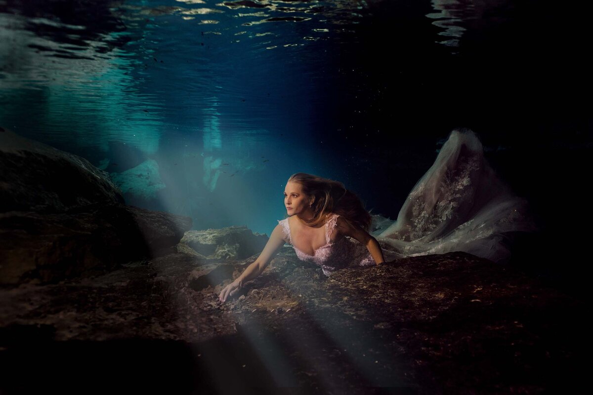 Bride underwater in mayan trash the dress (TTD)