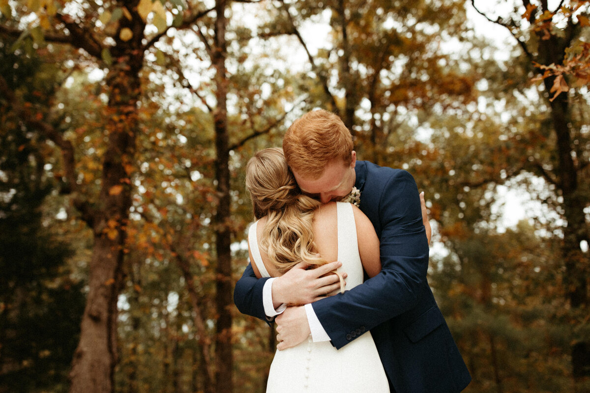 tupelo-mississippi-ms-leighwood-place-fall-wedding-bride-groom-first-look-1