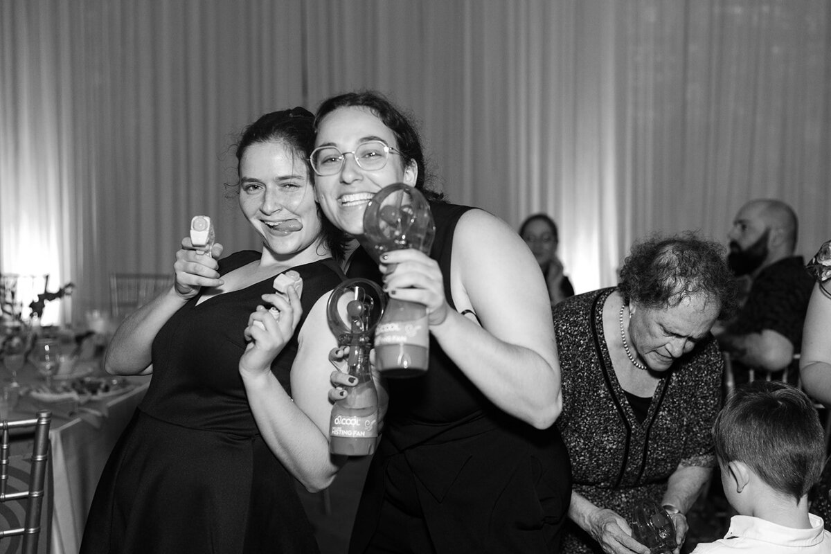 Eliana-Melmed-Photography-Chicago-LosAngeles-Jewish-WeddingPhotography-ElianaSklar-DanceFloor-00131