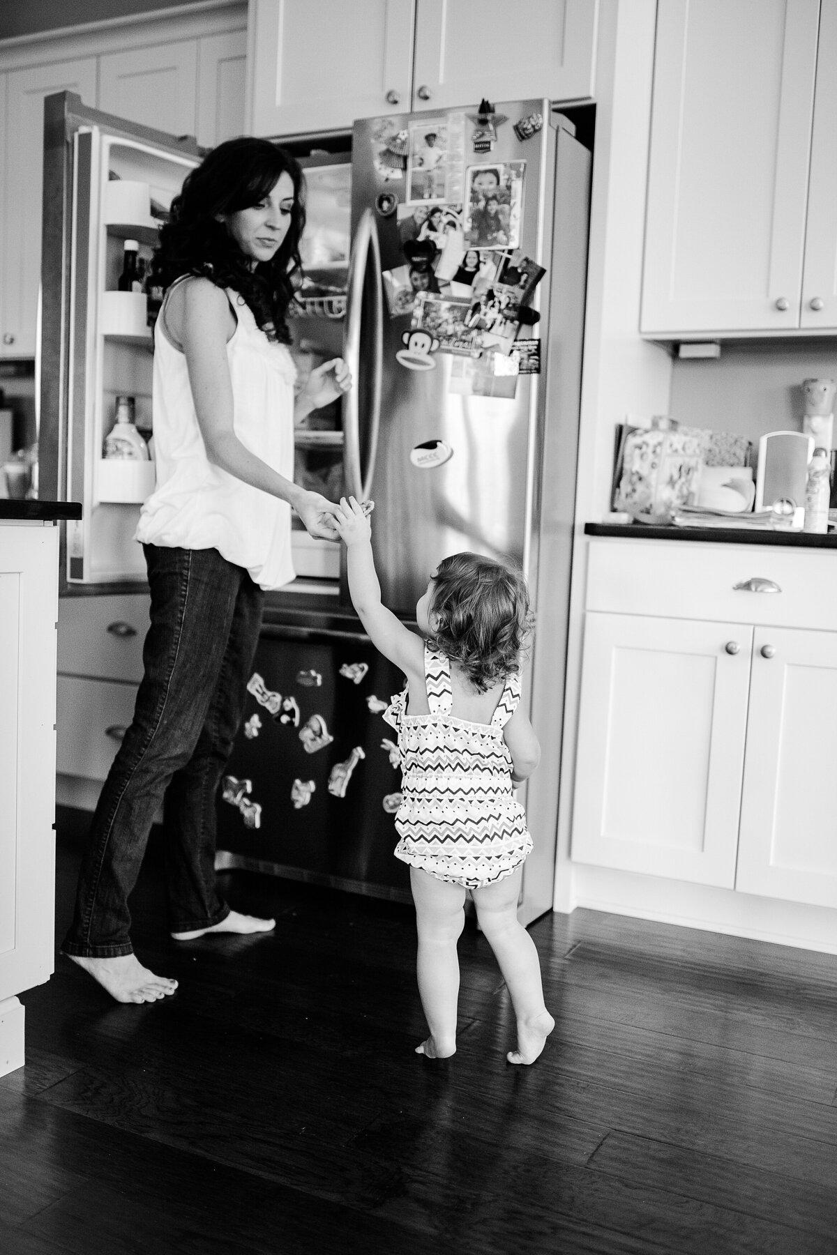 A mom handing her toddler a snack during an in-home lifestyle session in KY.