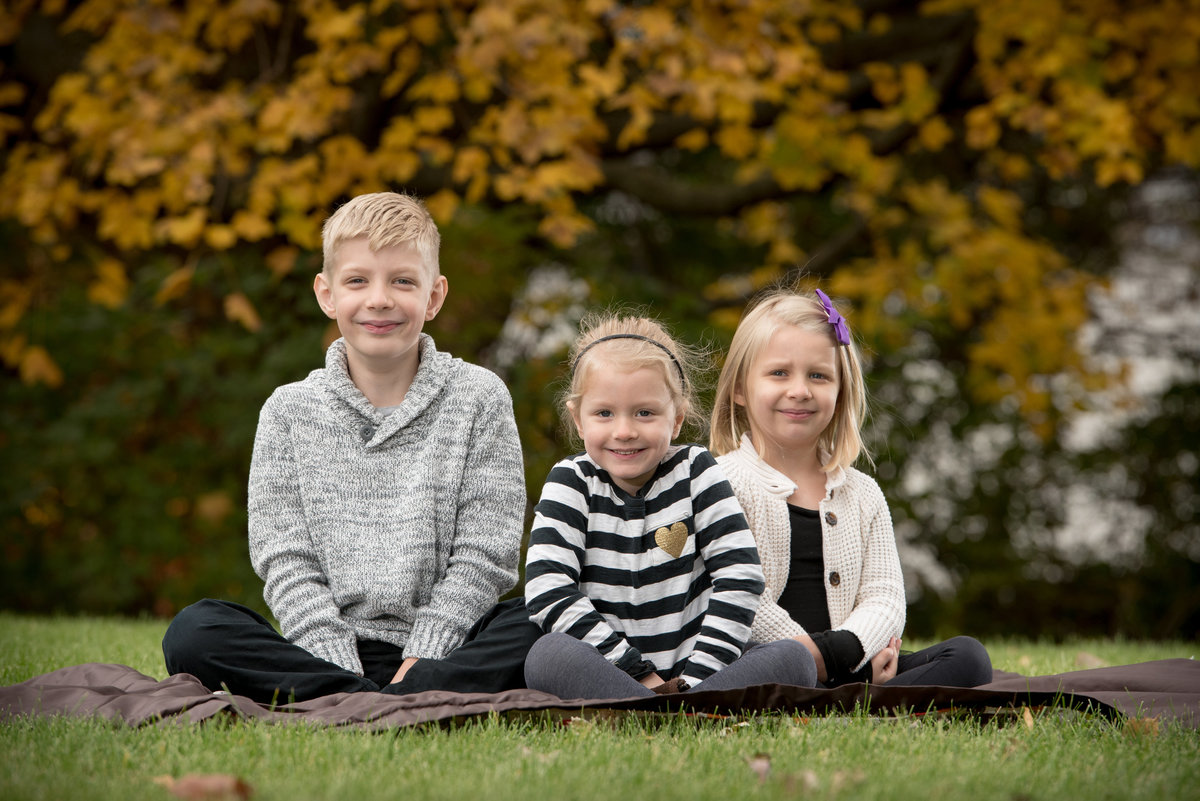 children-autumn-fall-color-Family-Portrait-Batavia-Illinois