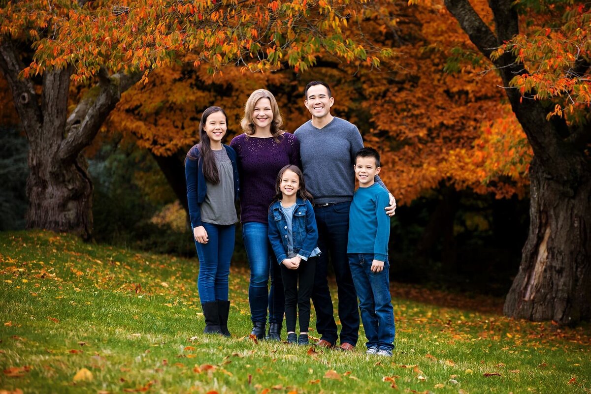Family of 5 outdoor fall session at Queen Elizabeth Park in Vancouver